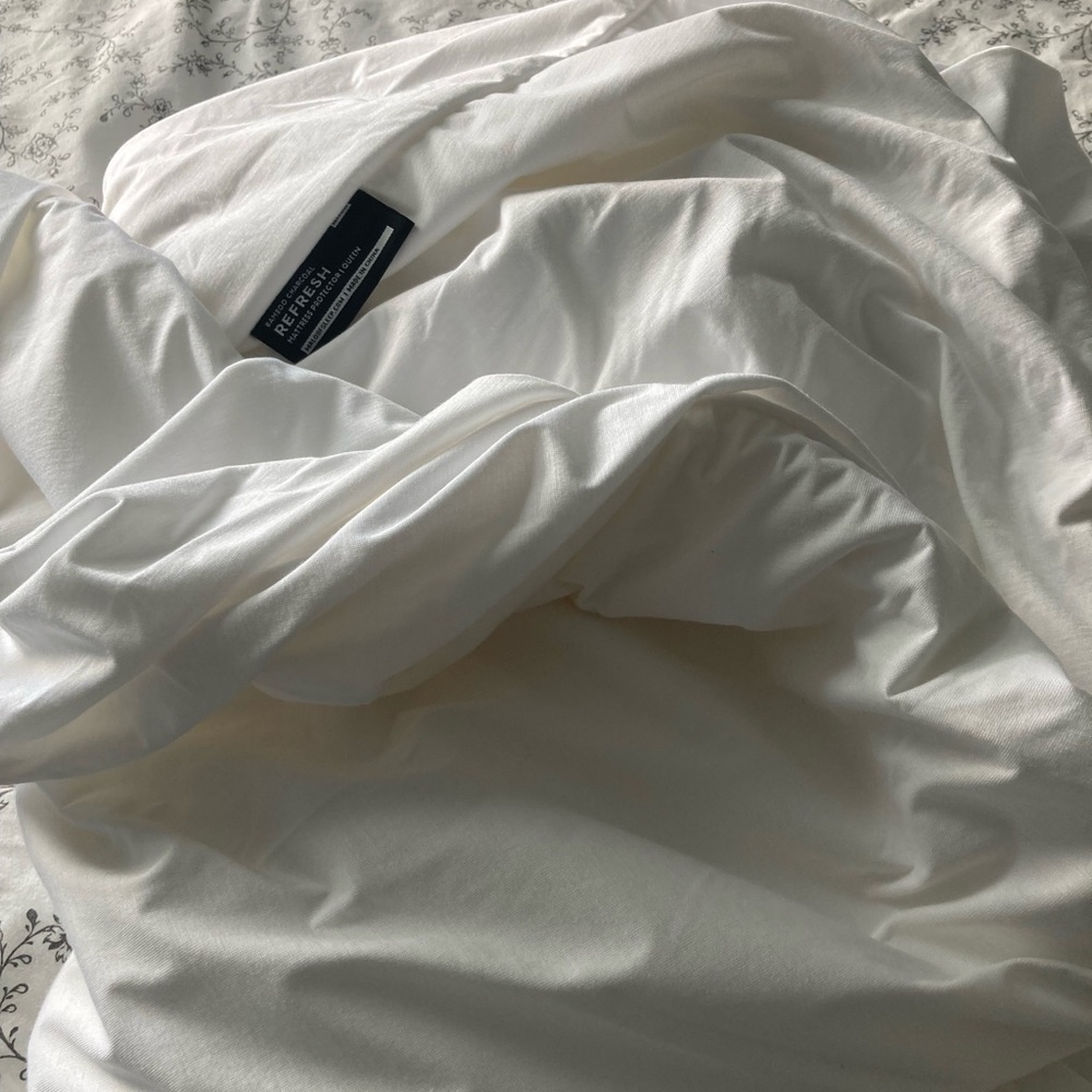 Malouf Bamboo-Charcoal Mattress protector, Queen size